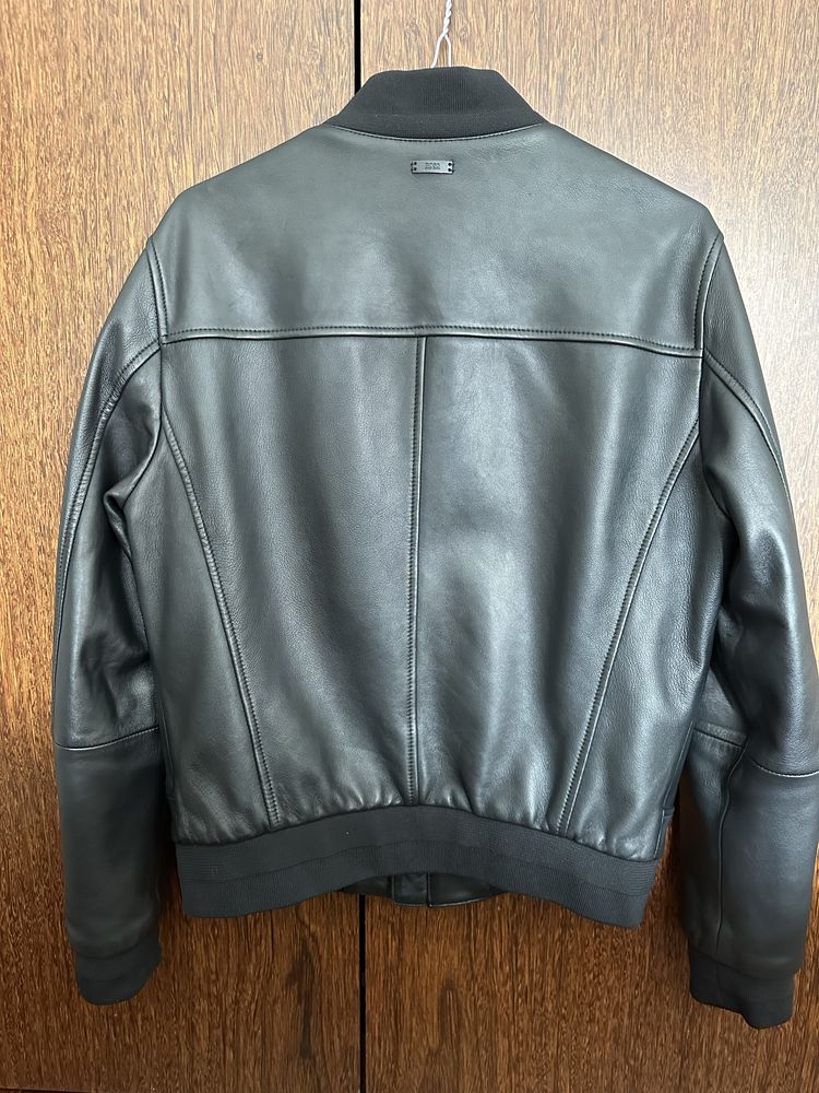 Bomber Hugo Boss em pele (lamb leather)