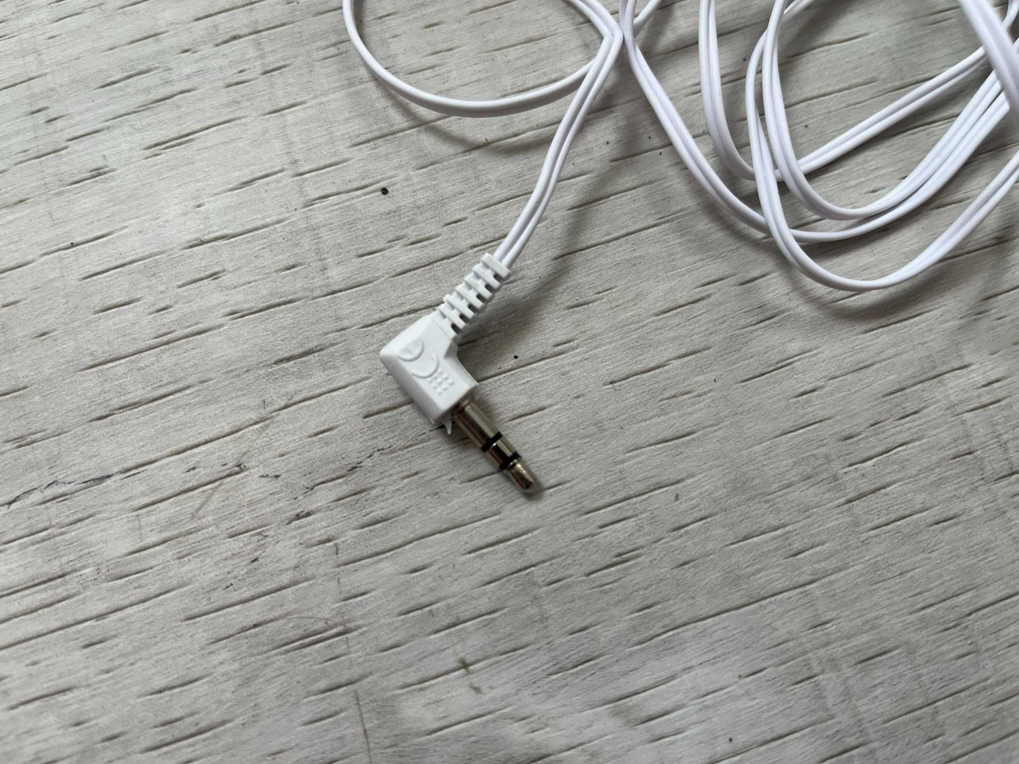 Białe słuchawki przewodowe, wejście minijack - do telefonu / komputera