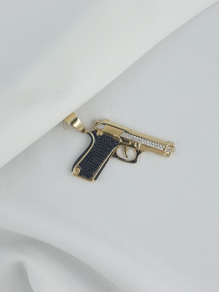 Złota zawieszka pistolet .