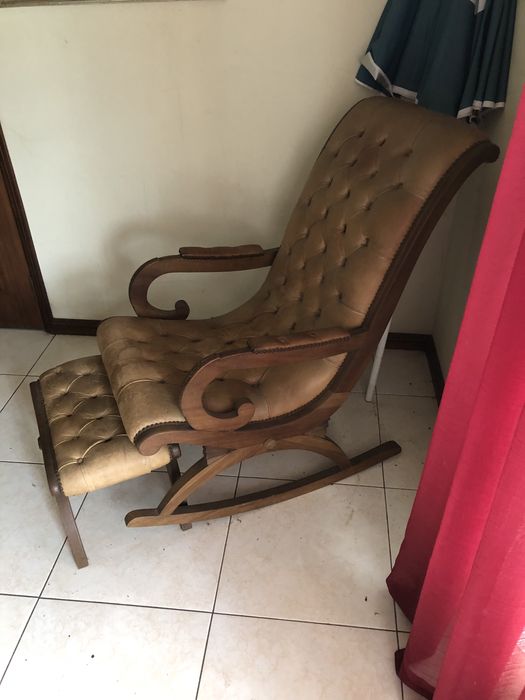 Cadeirao em madeira e pele