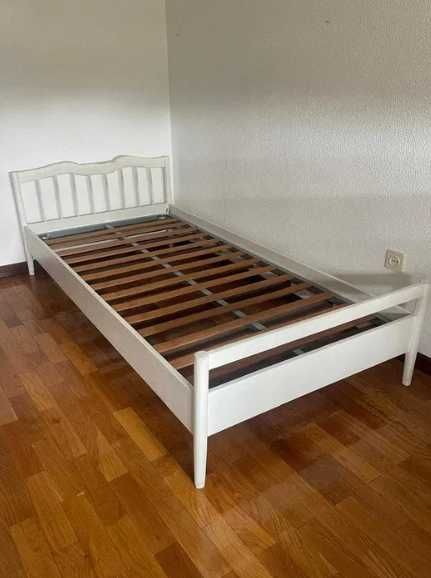 Cama de solteiro branca mais estrado