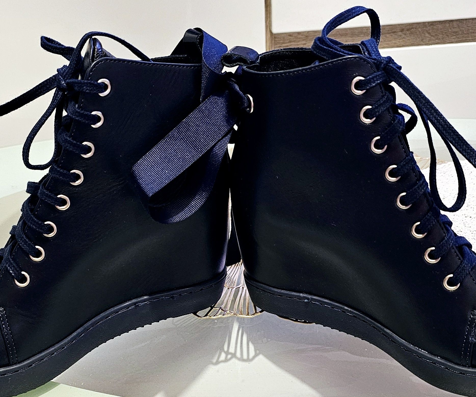 Nowe, skórzane granatowe sneakersy na koturnie, R. Polański, rozm 39
