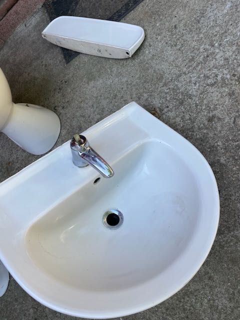 Umywalka ceramiczna łazienkowa półka