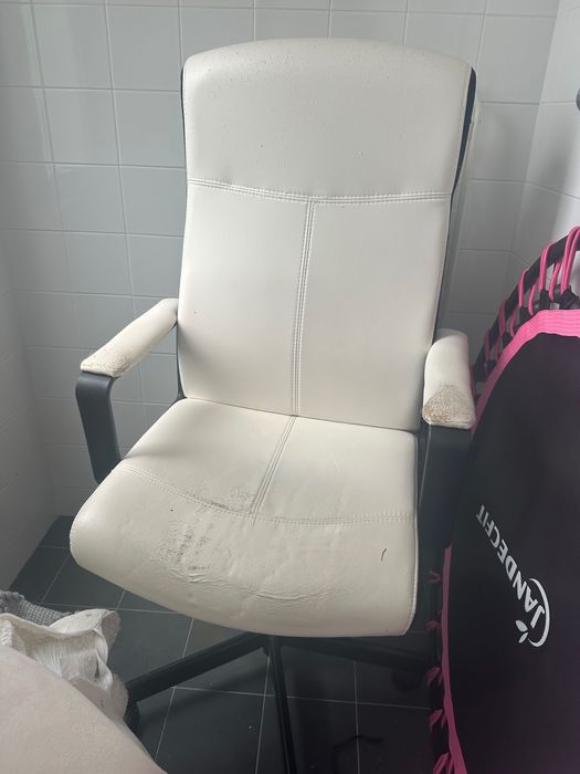 Cadeira de escritório branca usada