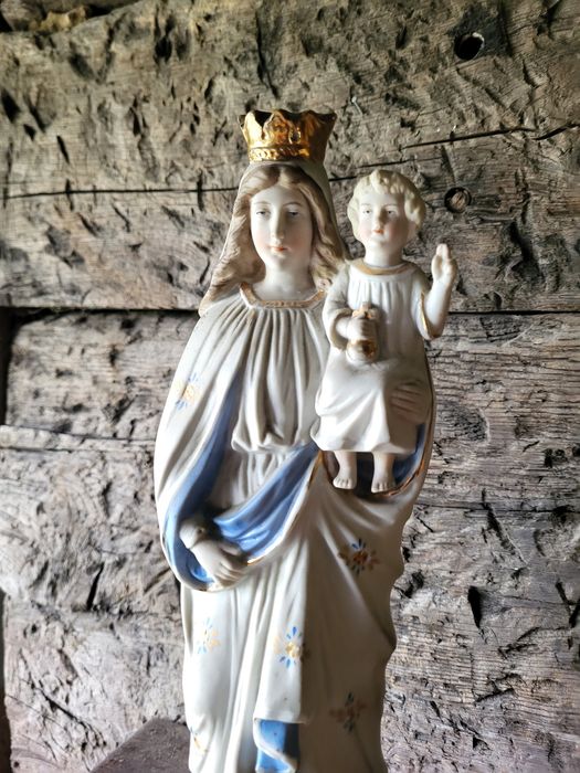 Biskwit Maryja Królowa z porcelany