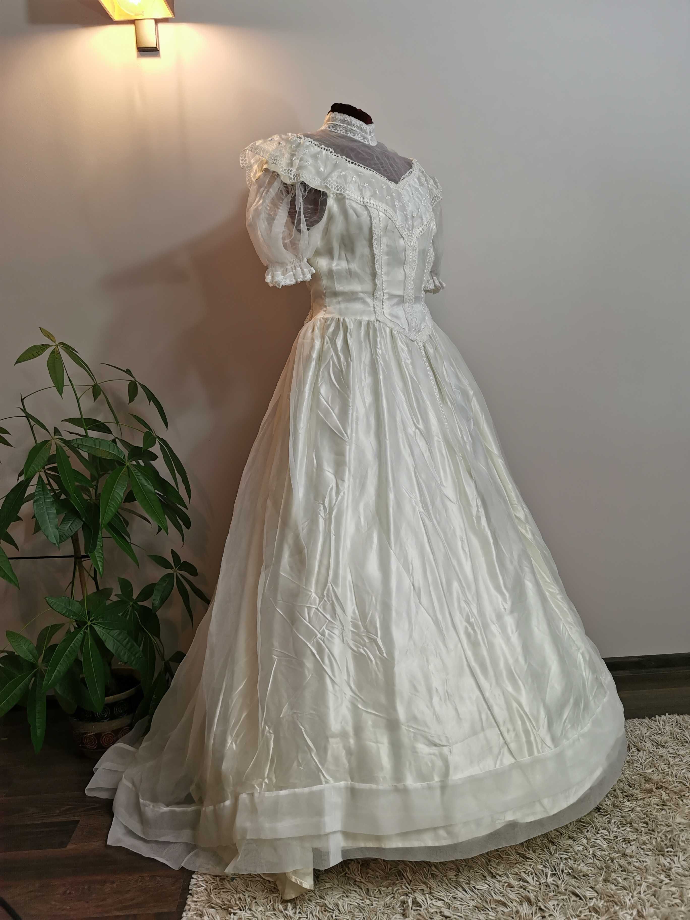 wiktoriańska suknia ślubna z lat 70. inspirowana stylem Gunne Sax