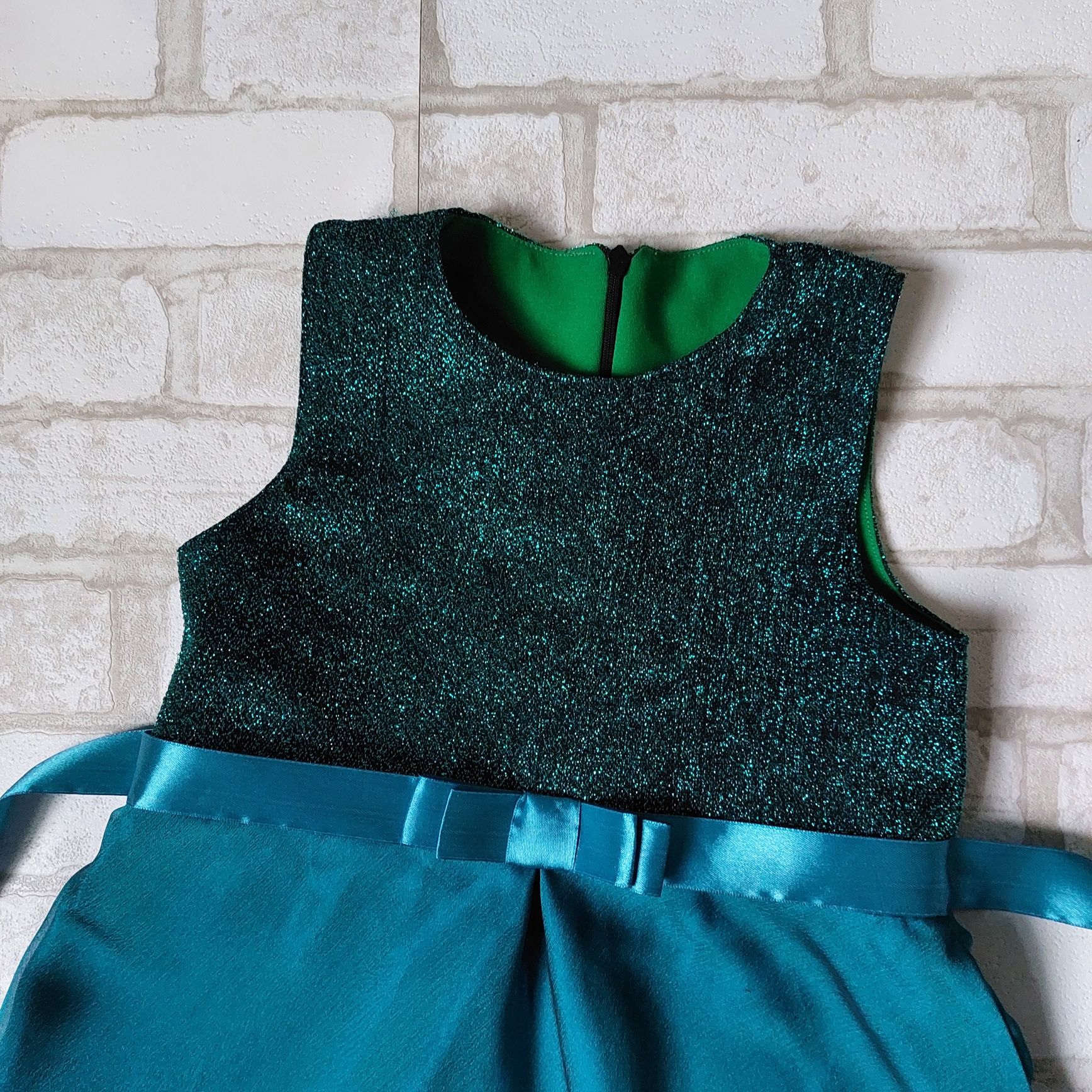 Нарядное зеленое платье на девочку изумрудного цвета