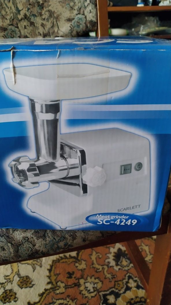 Електромясорубка SCARLETT SC-4249