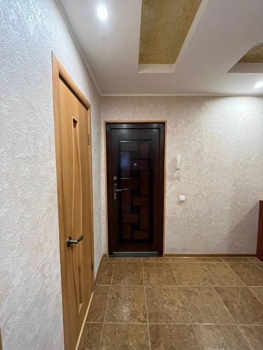 Продаж З кімнатной квартири 5 мрк.Зарічний