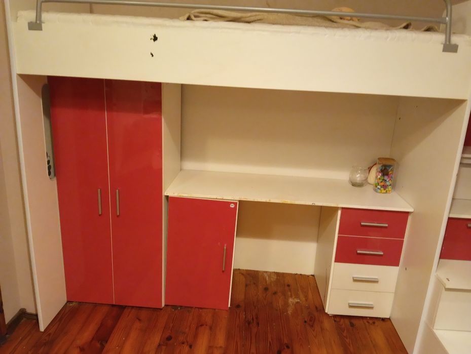 Łóżko piętrowe, biurko, szafa różowe i czarne