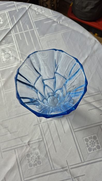 Stary jasnoniebieski wazon Art Deco z lat 20/30 XX wieku.
