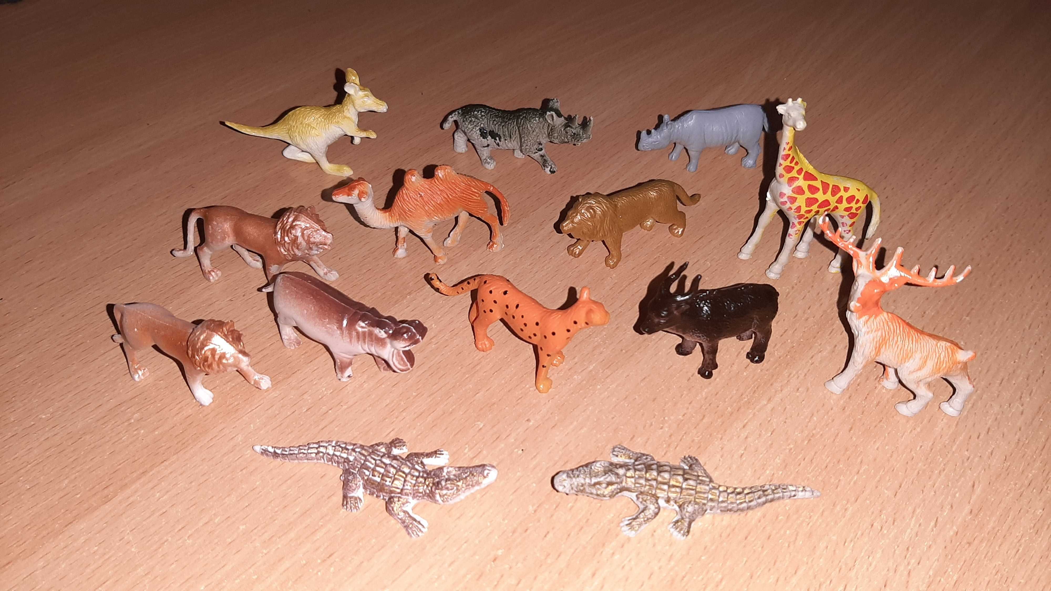 Іграшки пластикові тварини.