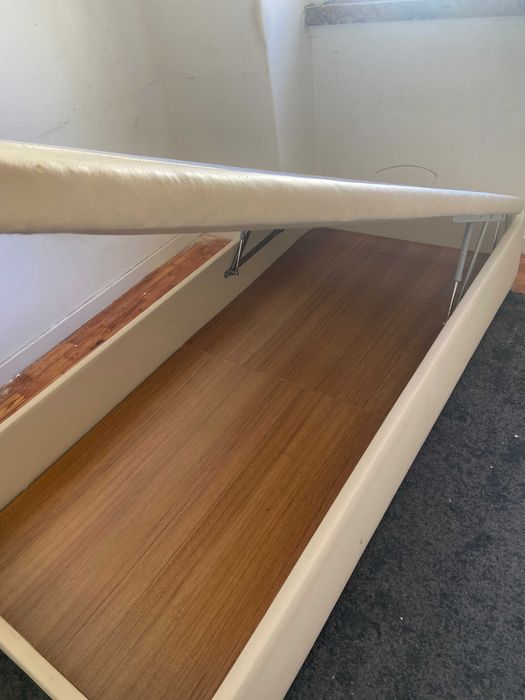 Cama de solteiro com arrumação