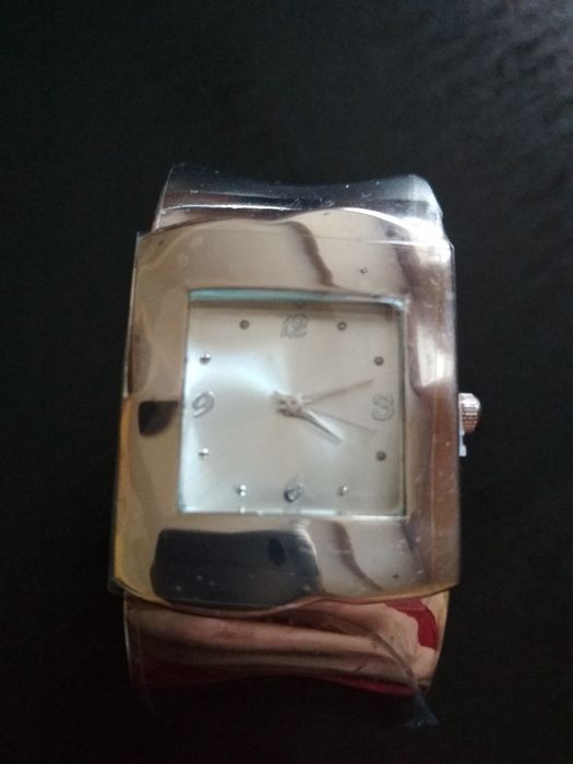 Часы наручные продам