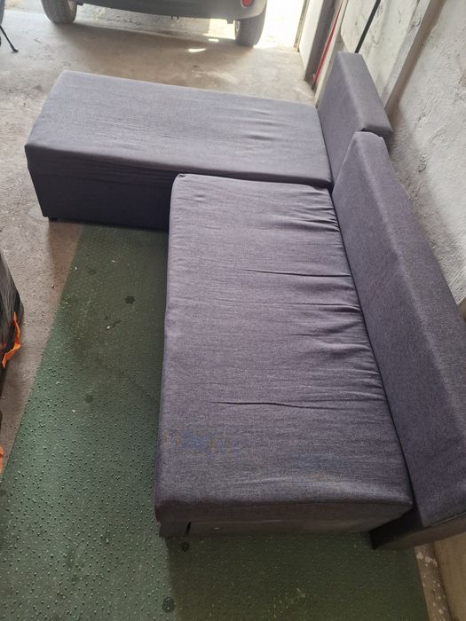 sofa z krzesłem biurowym