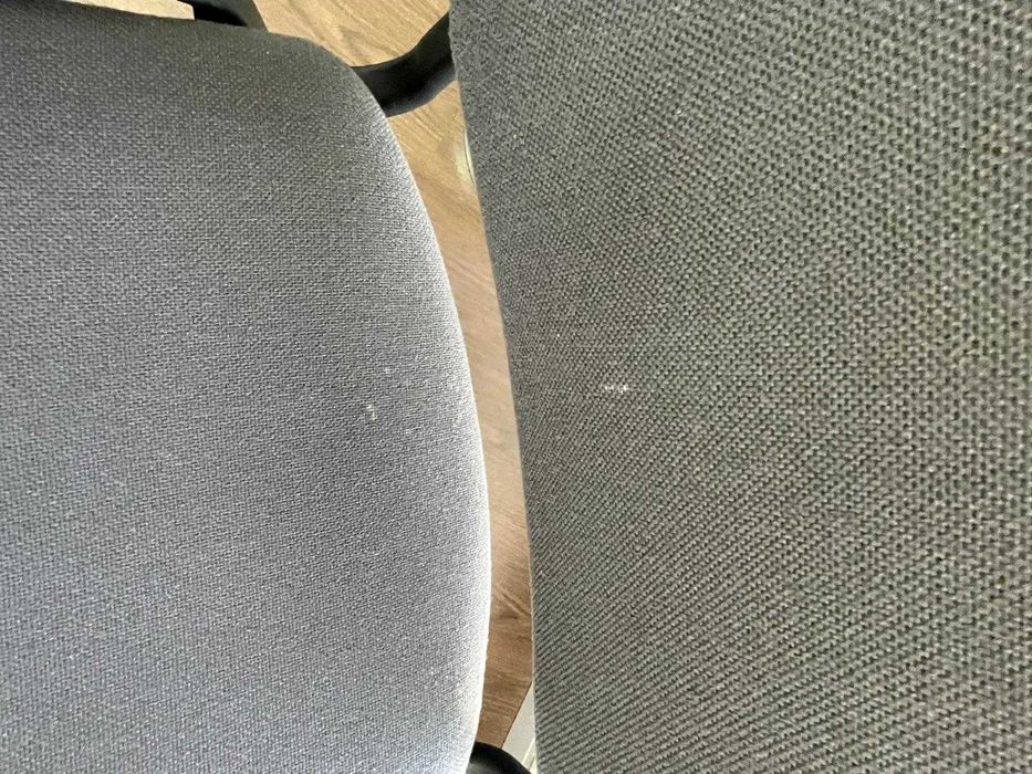 Mesa redonda de escritório com 2 cadeiras estofadas