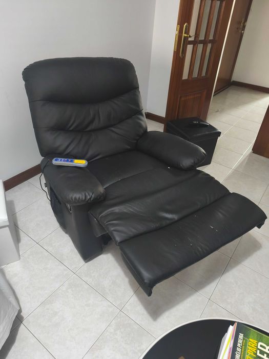 2 Poltronas com massagem e apoio de pernas