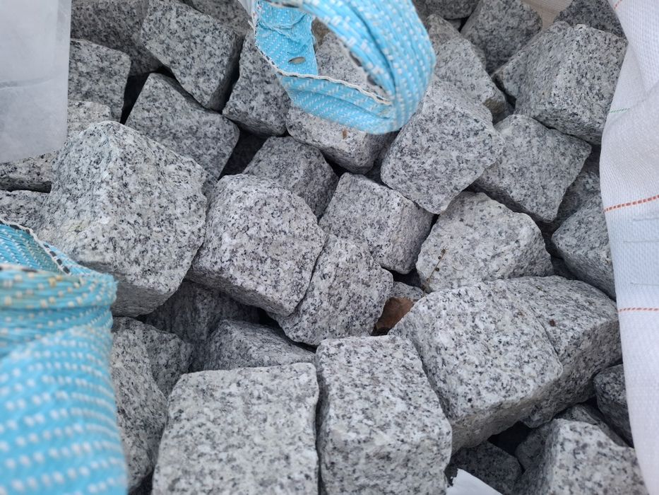 Kostka granitowa jasno szara I Gat Strzeg całość 2500zl8*10 cm 8*11 cm