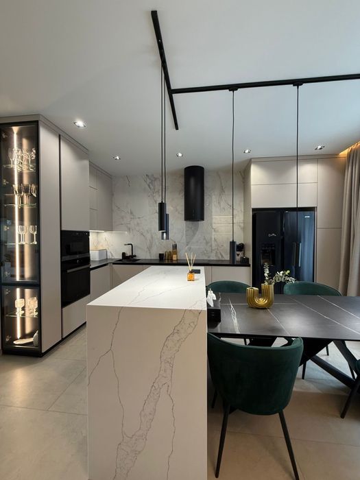 Продаж котеджу з дизайнерським ремонтом та меблями