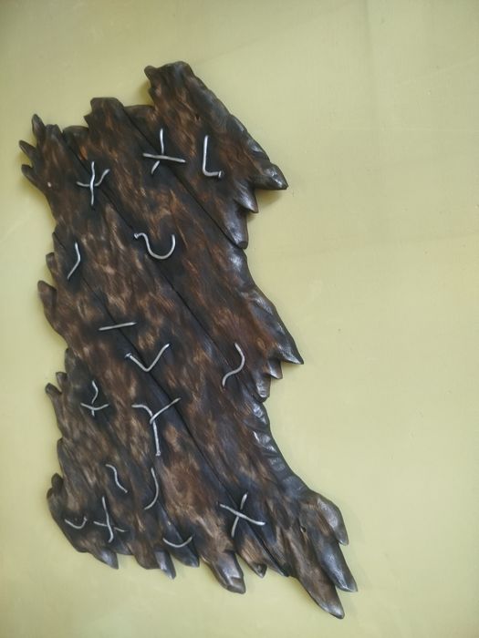 Жіночий торс на дерев'яному щиті