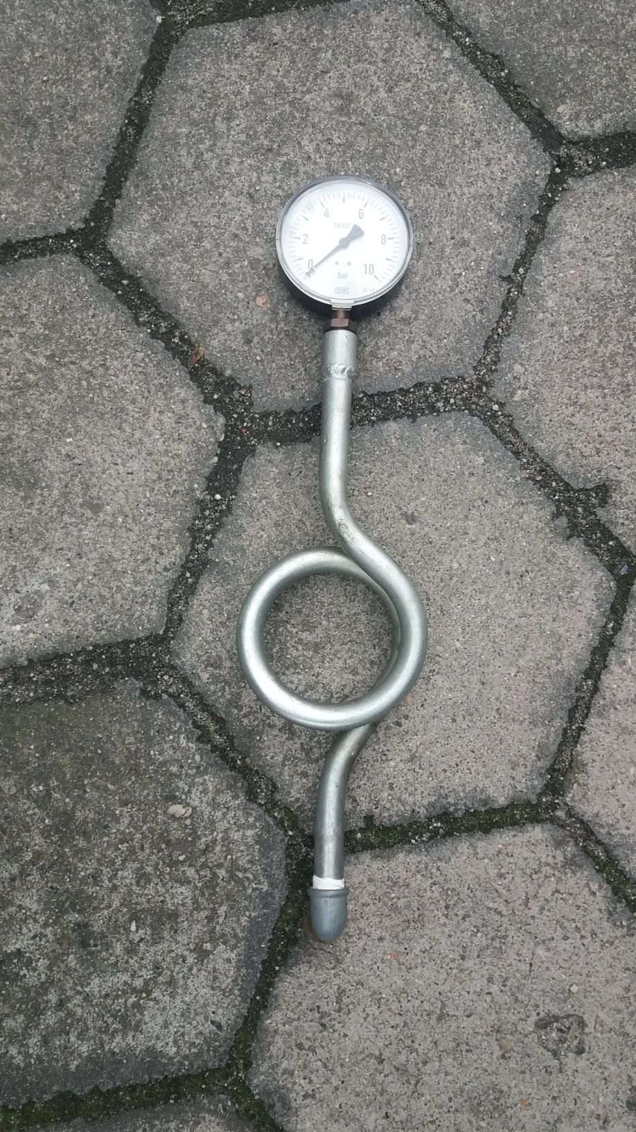 Manometr ciśnieniomierz z rurką pętlicową