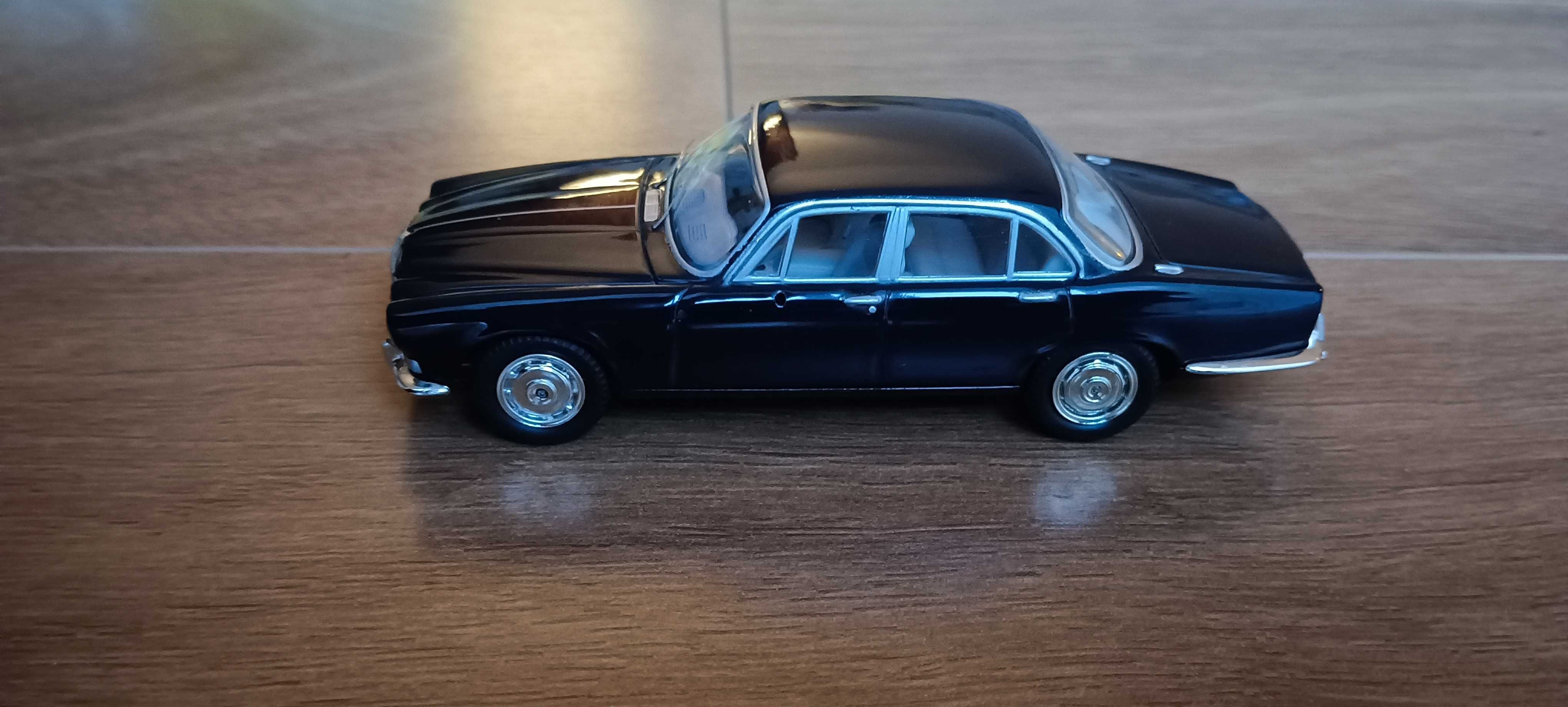 Daimler Sovereign Jaguar Dark Blue 1/43 Vanguards