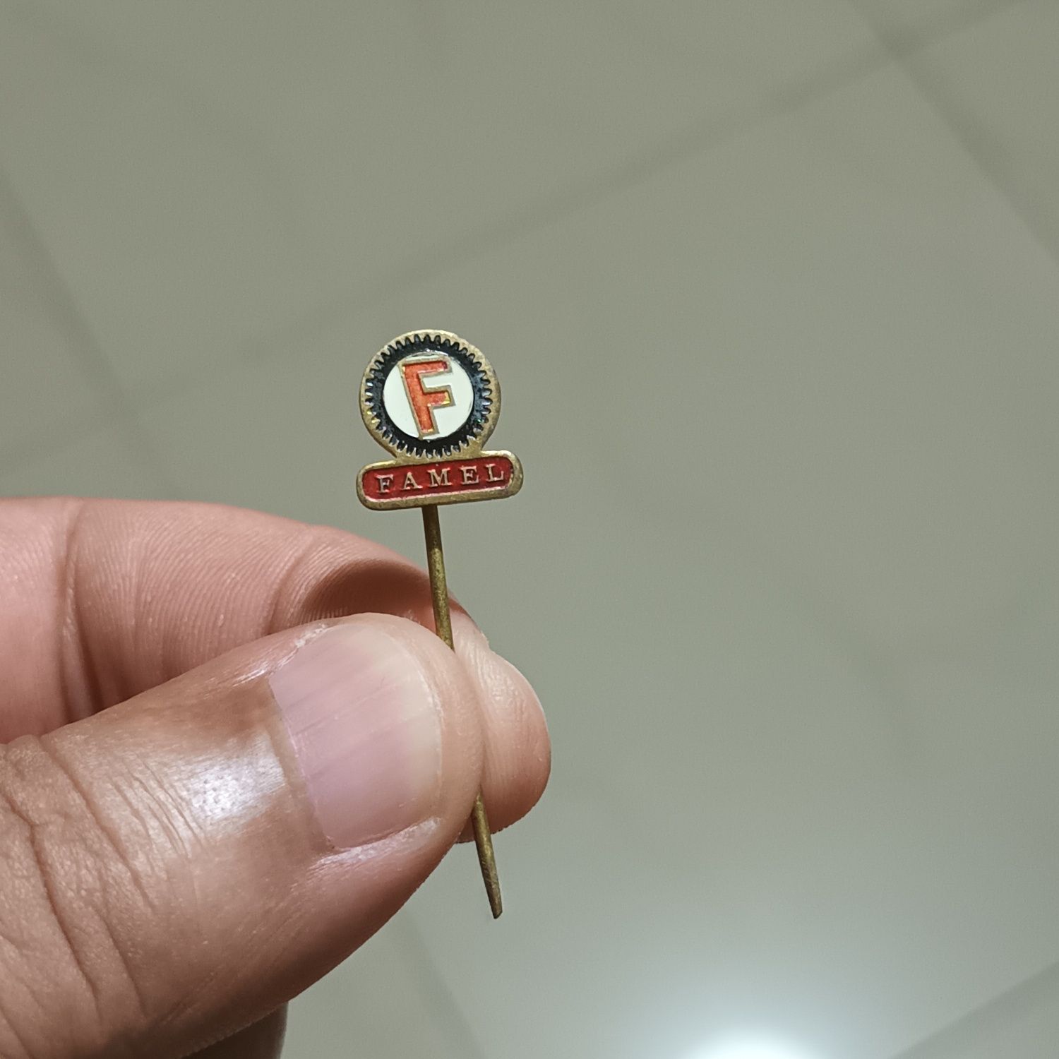 Alfinete FAMEL muito raro vintage colecionadores