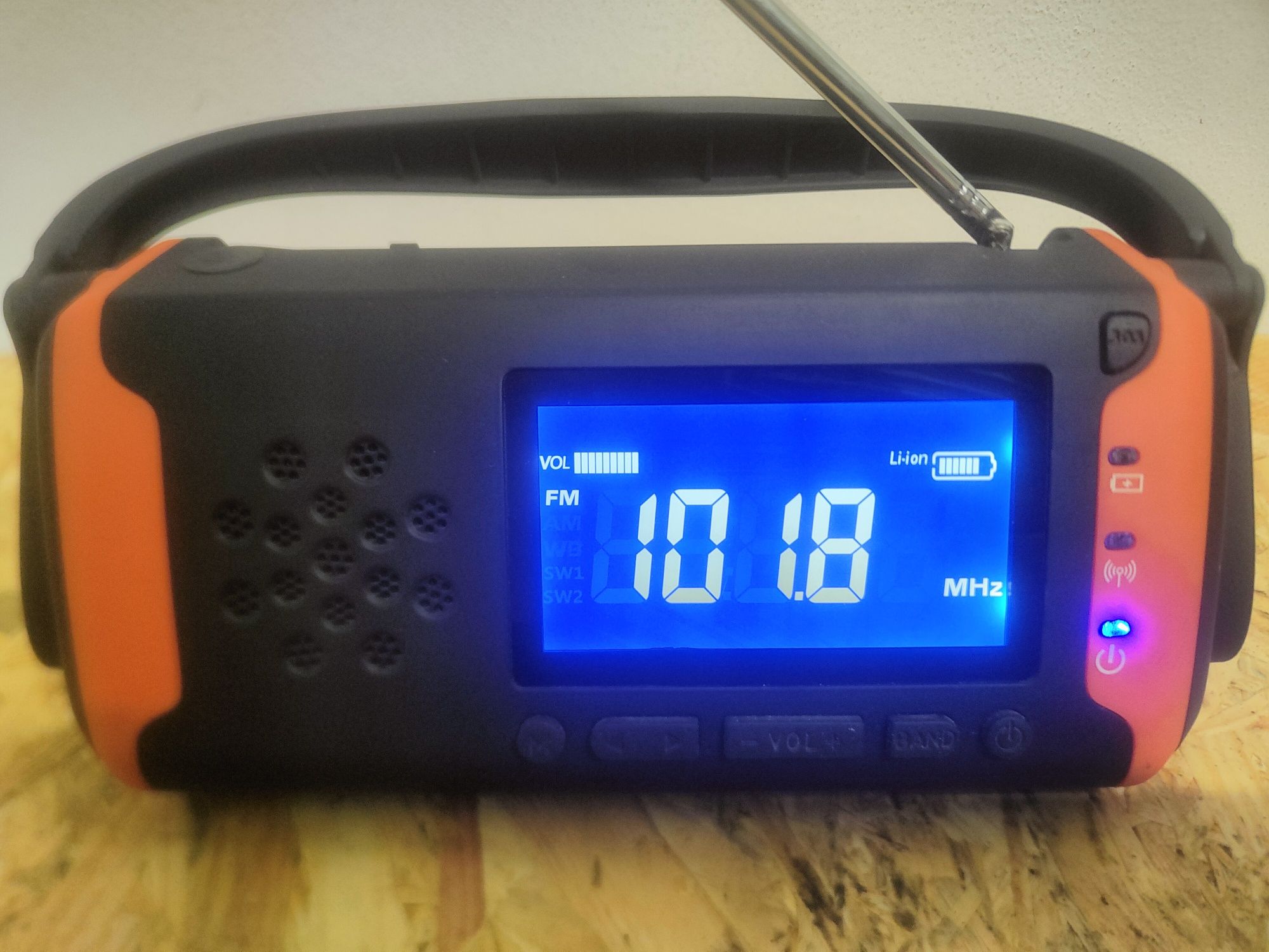 Radio FM biwakowe, survival, powerbank, latarka LED,panel solarny