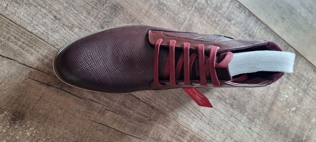 Estas botas estão-me apertadas por isso me estou a desfazer delas