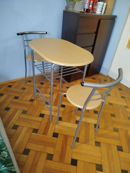 Nowy stolik kuchenny z 2 krzesłami złożony.