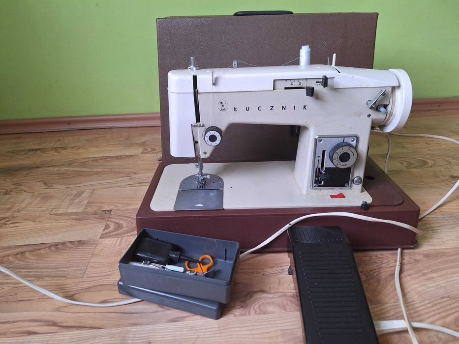 Maszyna do szycia z walizką