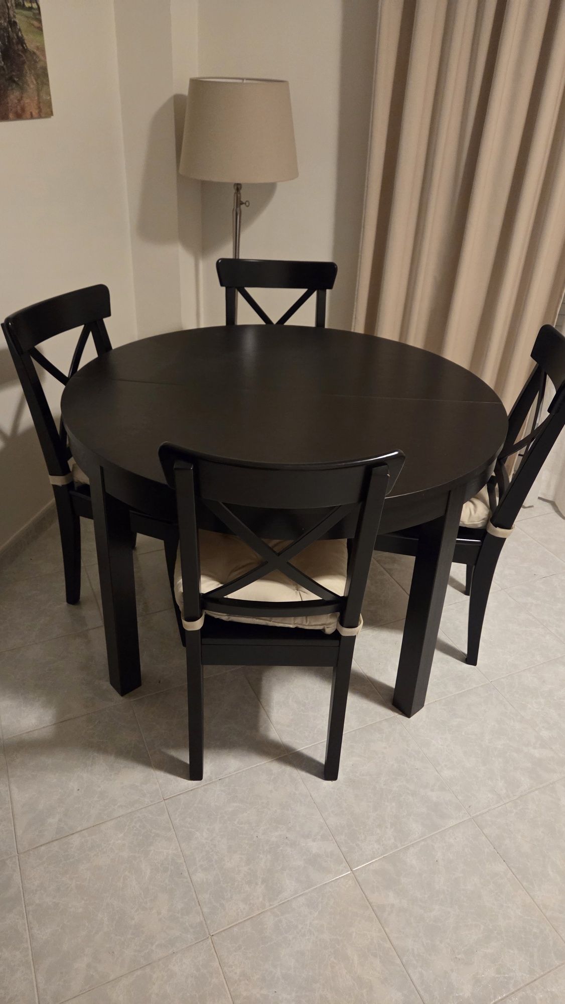 Mesa de sala com quatro cadeiras