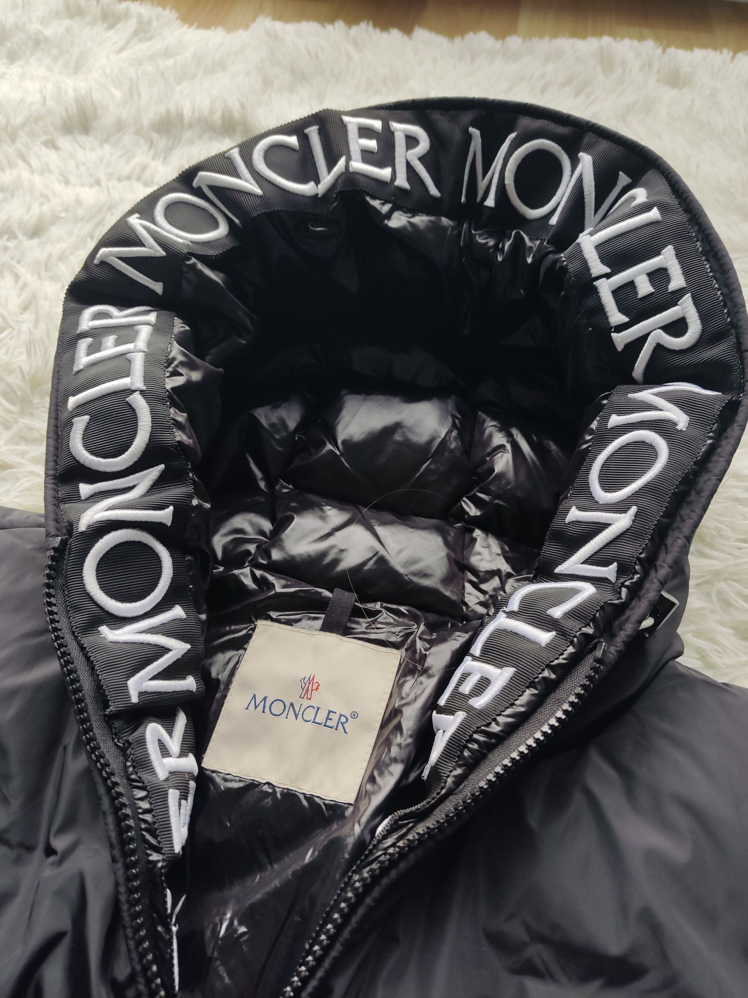 Czarna damska kurtka puchowa zimowa Moncler giubbotto montcla