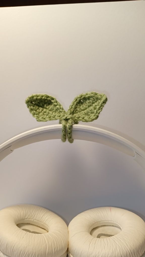 Sprout, listek, ozdoba do słuchawek na szydełku