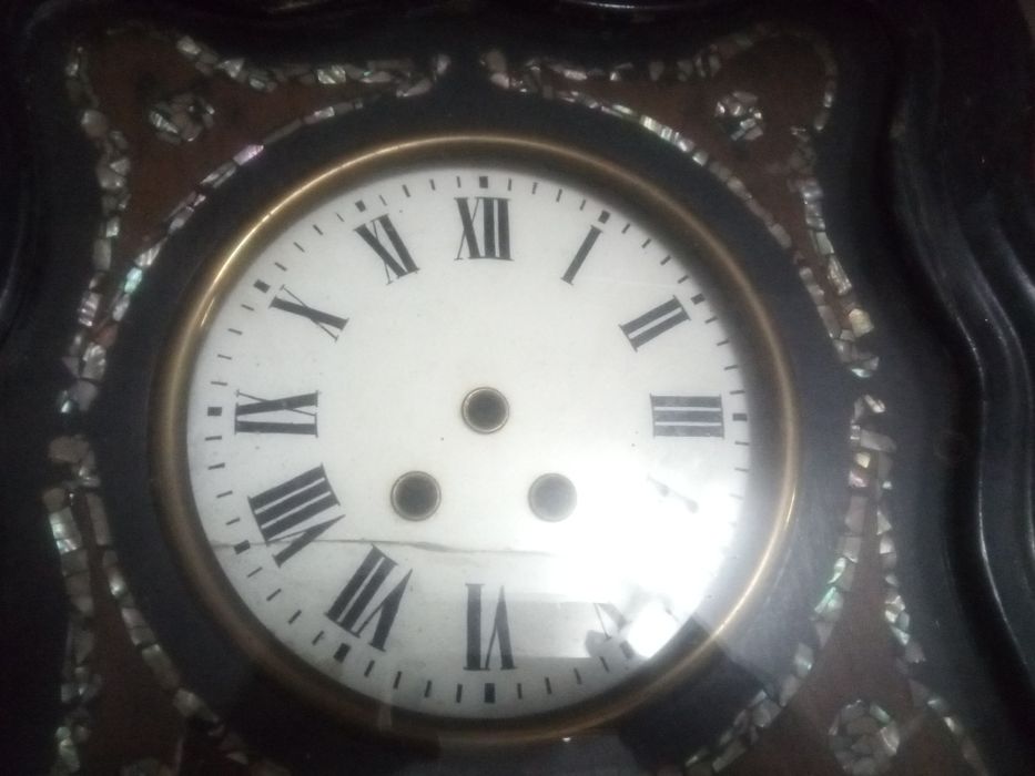 Antiga caixa de relógio francesa com embutidos em madre perola