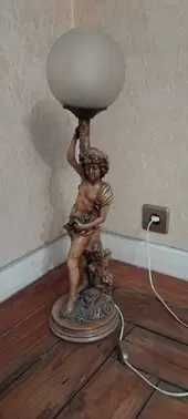 Candeeiro antigo com estatueta de menino