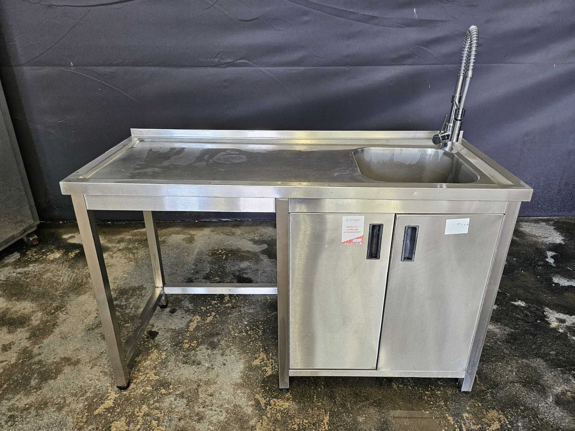 Bancada em inox com lava loiça