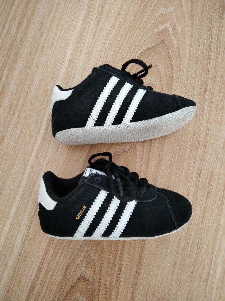 Buty adidasy leciutkie zamszowe firmy adidas rozmiar 21