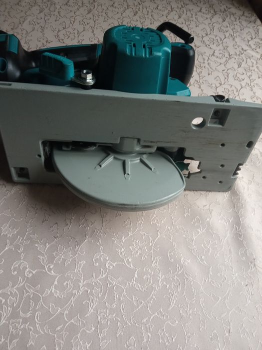 Пилка Makita XSH03.та акумулятор bl1830b.