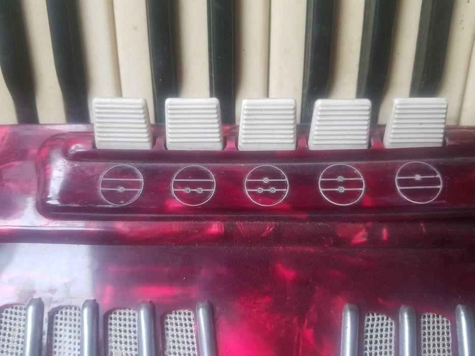 Аккордеон Amoretta Италия  80басов. 5+ 3 рег. Отличное состояние.