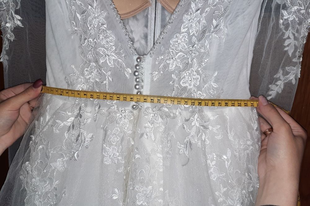 Весільна сукня .