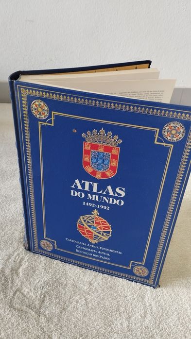 Vendo Atlas do mundo