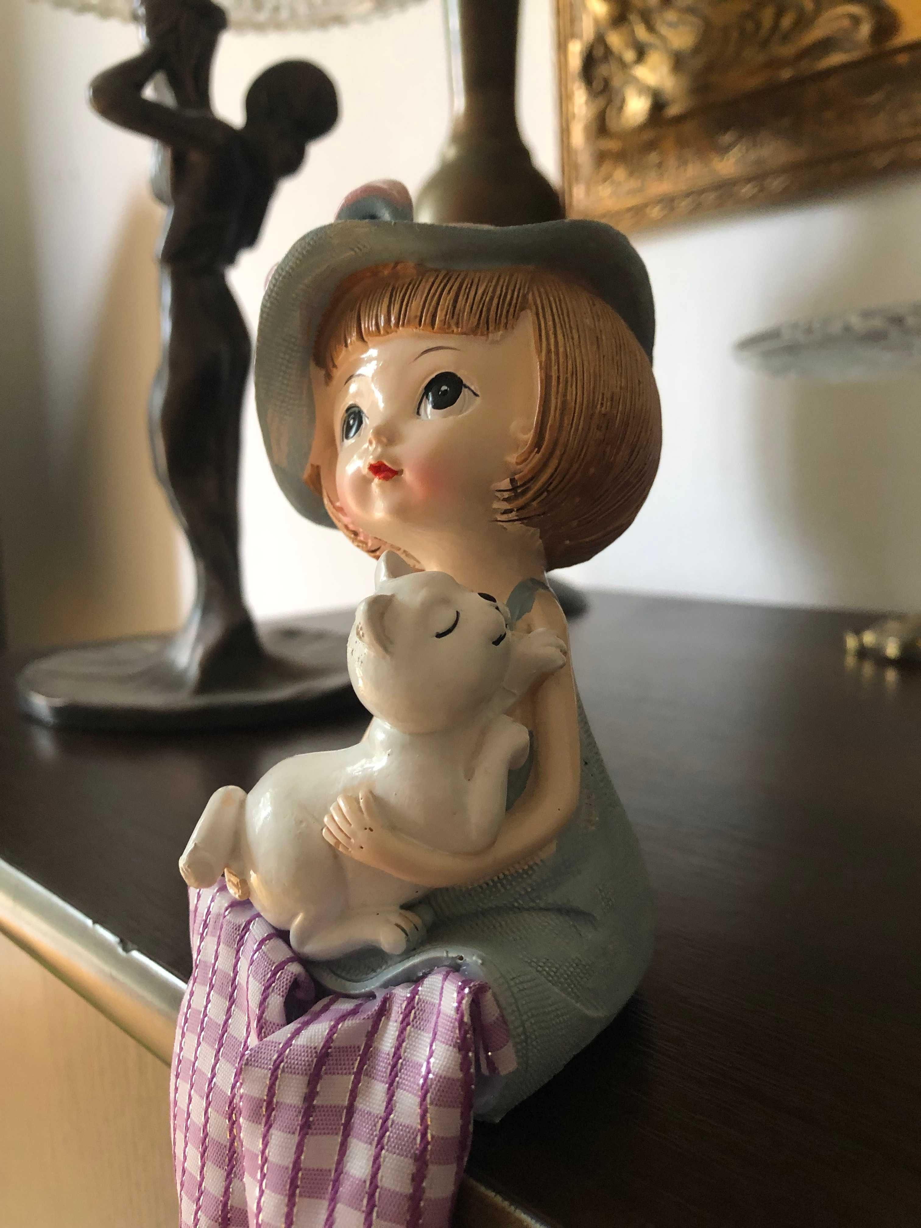 Piękna figurka - Dziewczynka z kotkiem