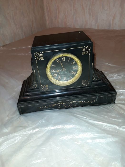 Антикварные каминные часы из камня