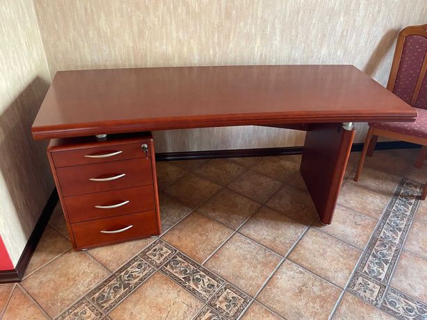 Solidne drewniane biurko gabinetowe