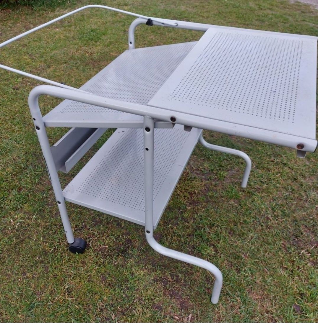 Szare metalowe biurko na komputer