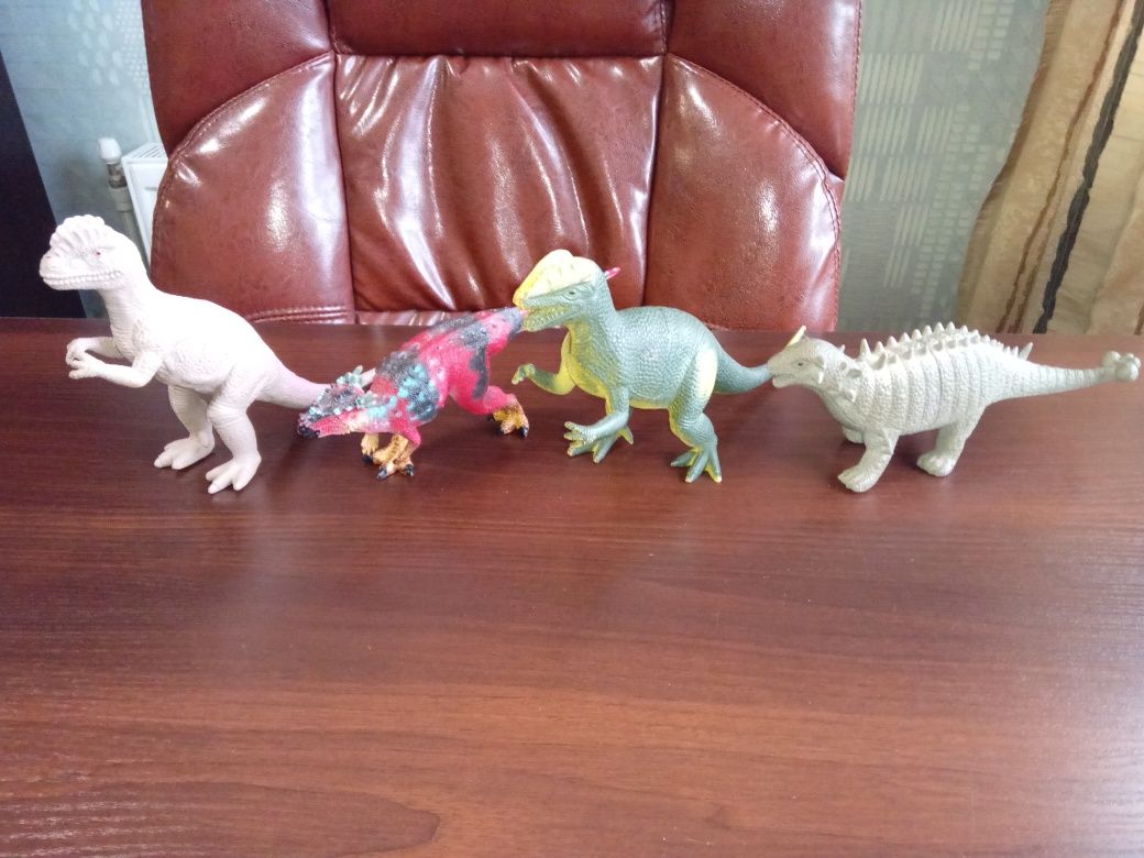 Набор игрушек Динозавры разные