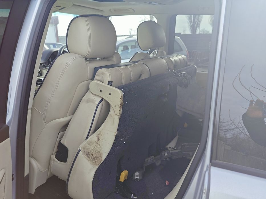 Розбираю лендровер  3.6 вог бі турбо . Запчастини кузовні е