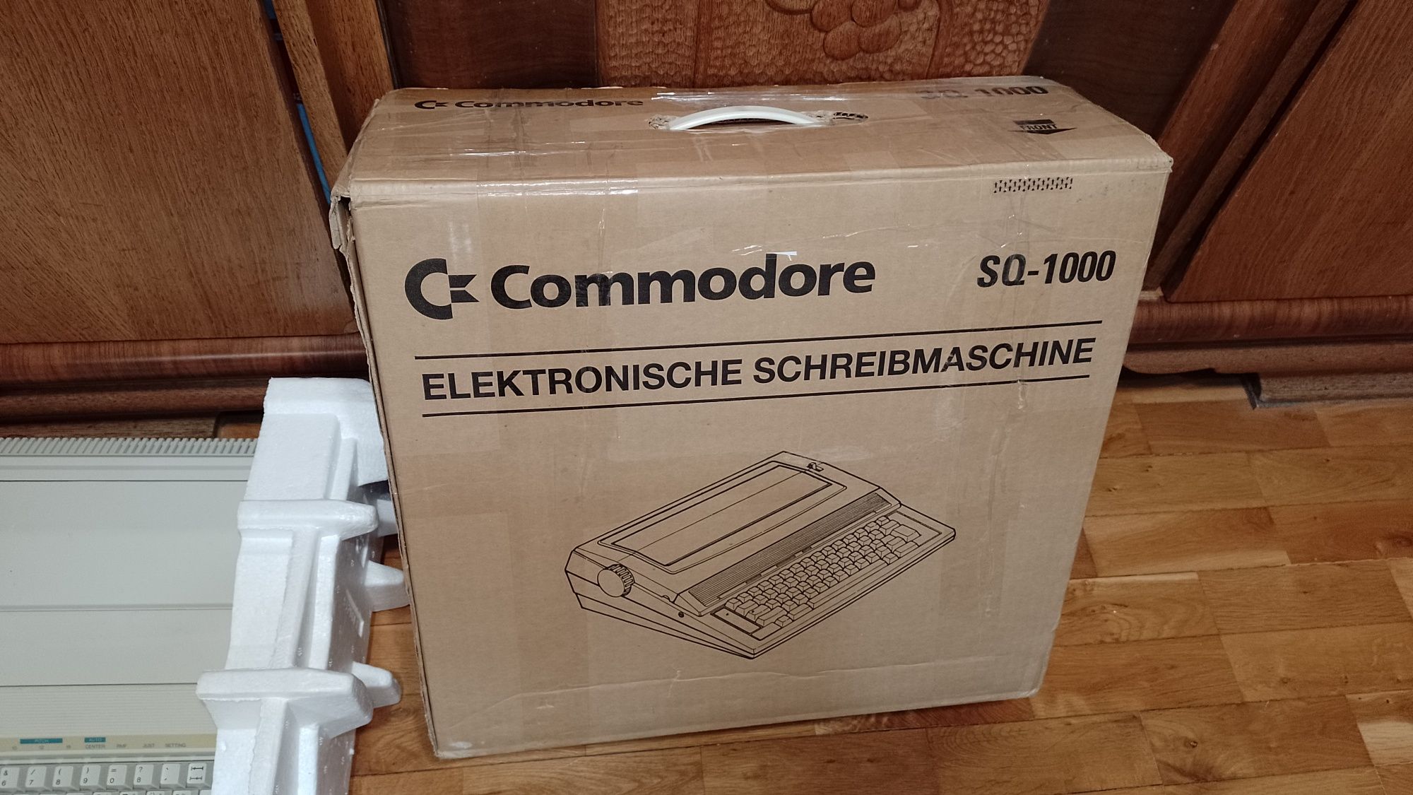 Commodore SQ-100 elektroniczna maszyna do pisania w oryginalnym opakow
