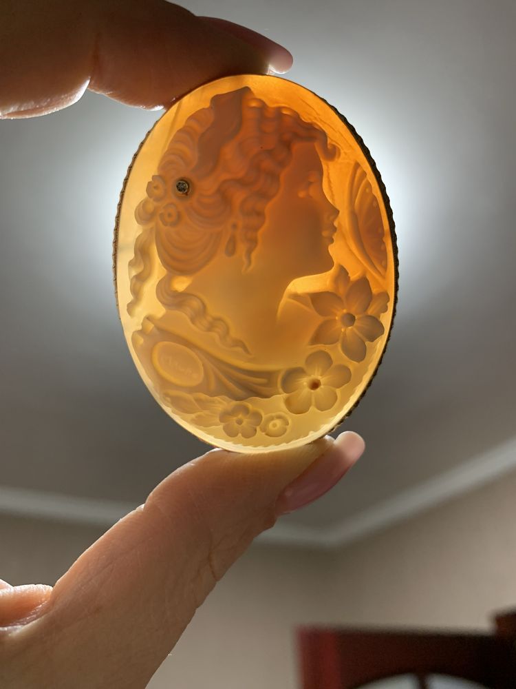 Золотая брошь/кулон камея из натуральной раковины с бриллиантом